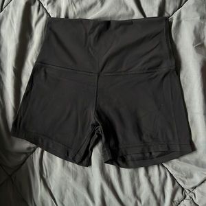 black lululemon shorts